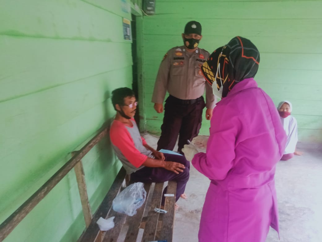Tim Tracer Polsek Kerumutan Lakukan 3T Terhadap Kontak Erat Pasien Positif Covid-19