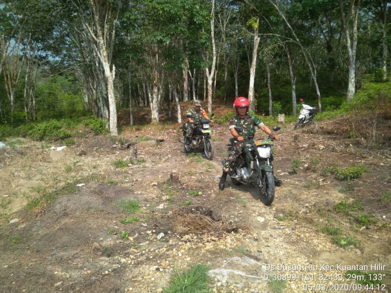 Babinsa Koramil 07/Kuantan Hilir Dim 0302/Inhu, Serda Ardiman Johari Patroli Karhutla Di Desa Dusun Tuo.