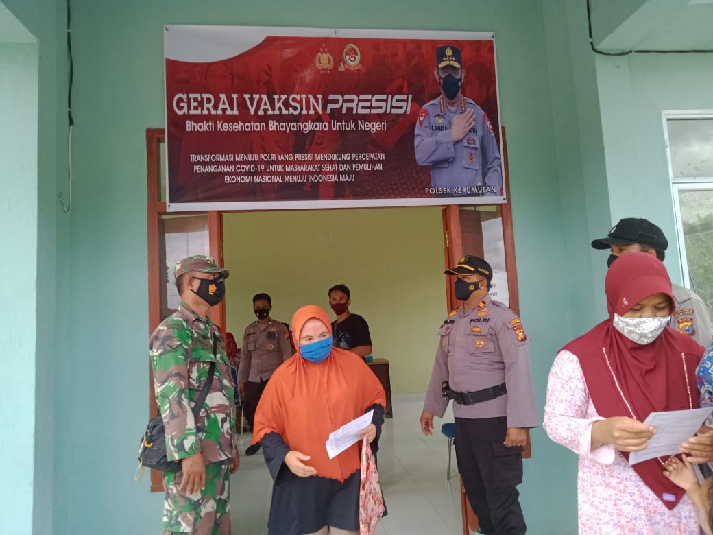 HUT Bhayangkara ke-75, Polsek Kerumutan Pasang Spanduk Vaksinasi di Puskesmas