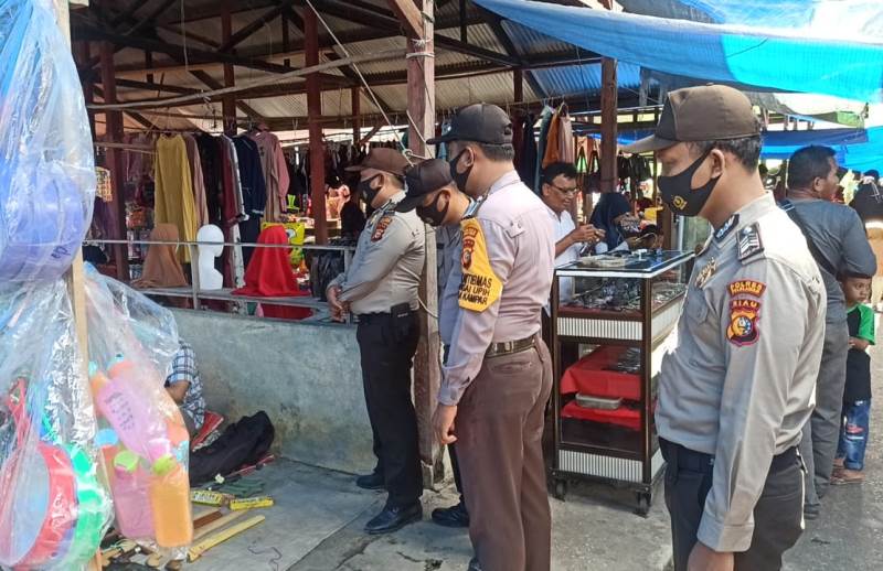 Personel Polsek Kuala Kampar bersama TNI Laksanakan Operasi Yustisi di Pasar