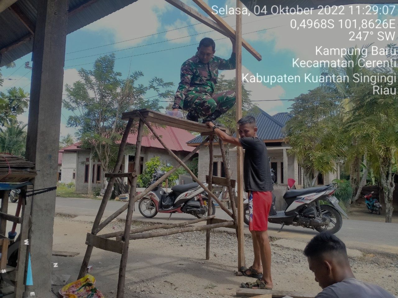 Bangun Keakraban Babinsa Koramil 06/Cerenti Kodim 0302/Inhu Bantu Pembuatan Teras Rumah Warga Di Desa Kampung Baru Kecamatan Cerenti