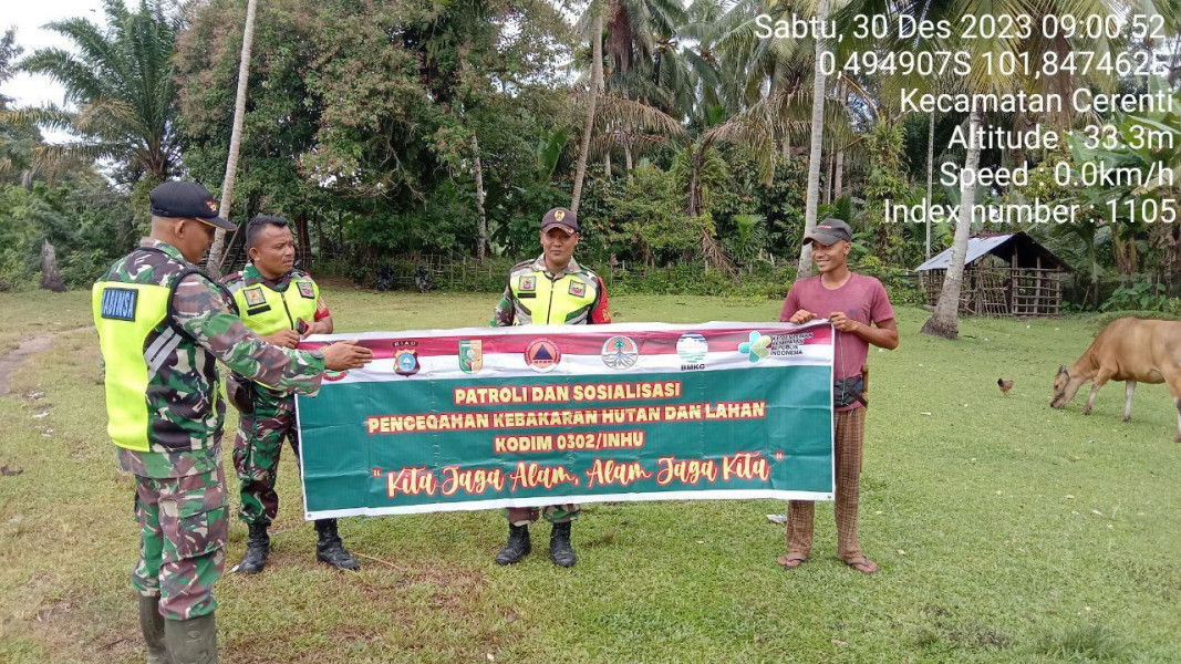 Antisipasi Karhutla Kopda Irwan Dan Para Babinsa Koramil 06/Cerenti Kodim 0302/Inhu Laksanakan Patroli dan Sosialisasi Karhutla Di Kecamatan Cerenti