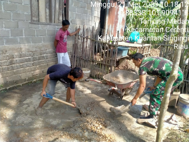 Bangun Keakraban Babinsa Koramil 06/Cerenti Kodim 0302/Inhu, Kopda Muhamad Soleh Bantu Warga Membuat Rumah Di Desa Tanjung Medan