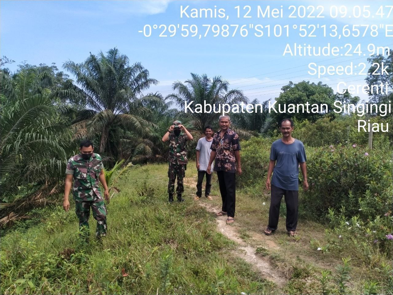 Tingkatkan Pengawasan Karlahut, Babinsa Koramil 06/ Cerenti Dim 0302/ Inhu Laksanakan Patroli dan Sosialisasi Kepada Masyarakat di Pulau Jambu