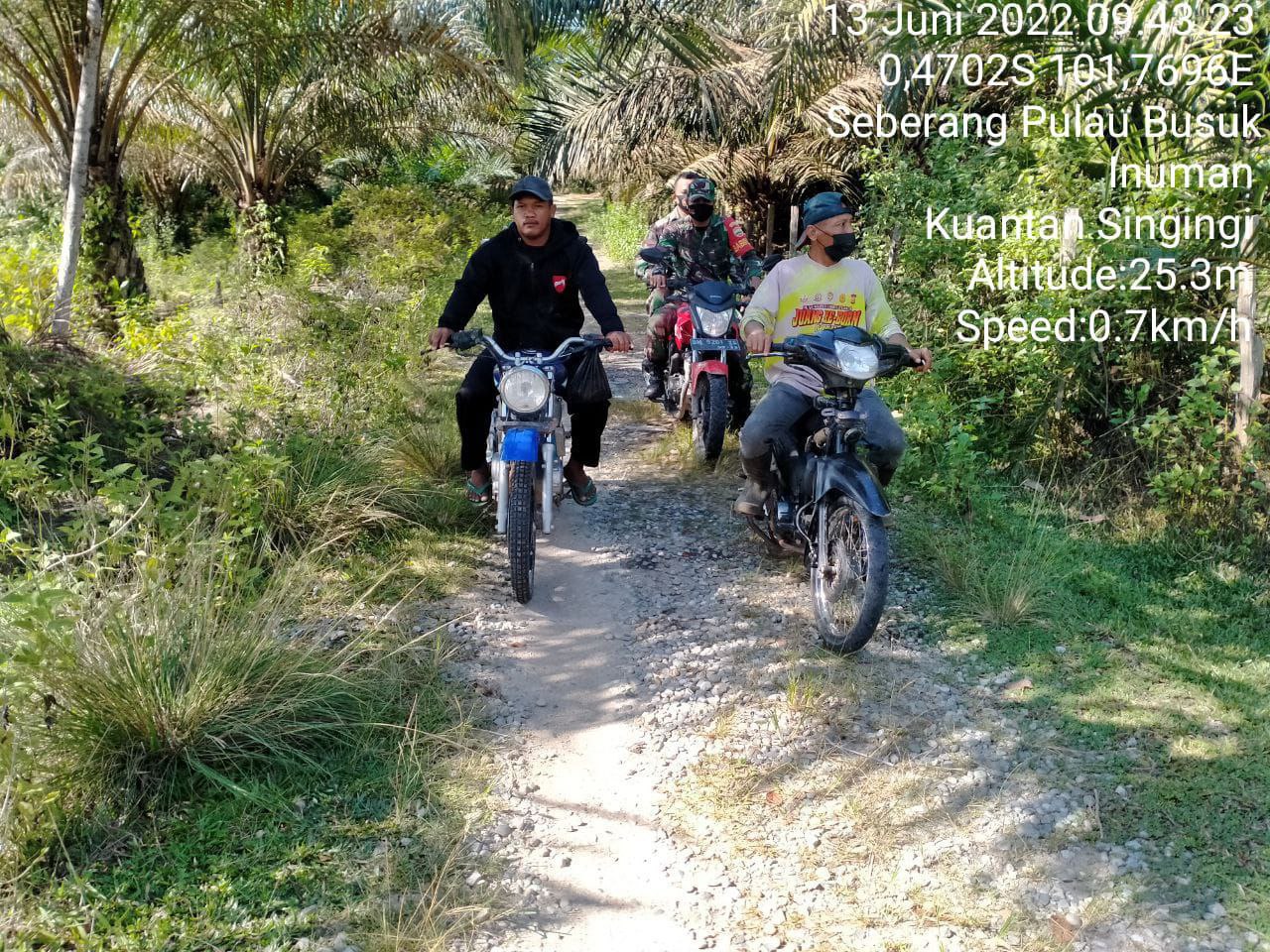 Di Seberang Pulau Busuk, Babinsa Koramil 06/Cerenti Kodim 0302/Inhu Musim Kemarau Tiba Babinsa Ajak Warga Gencarkan Patroli Karlahut