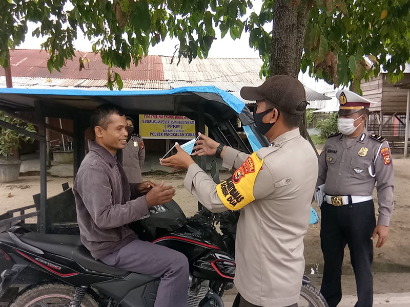 Polsek Pangkalan Kuras Kontrol Pos PPKM dan Bagikan Masker kepada Masyarakat