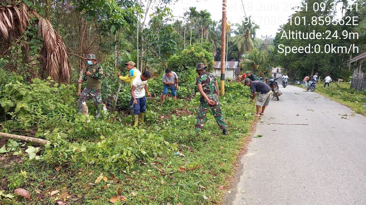 Babinsa Koramil 06/Cerenti Kodim 0302/Inhu Melaksanakan Gotong Royong Didesa Pulau Panjang Cerenti Kecamatan Cerenti