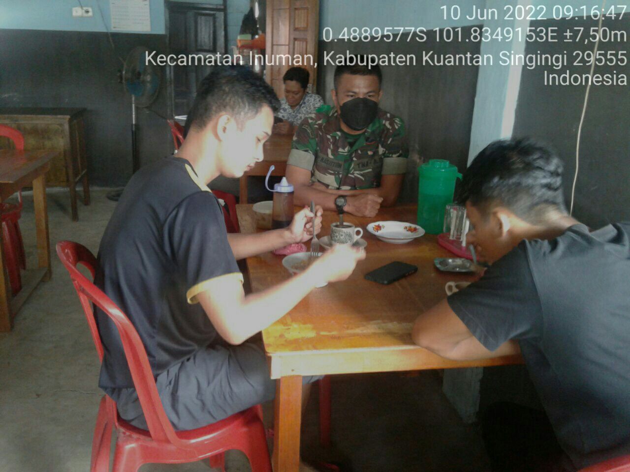 Serda Nasution Babinsa Koramil 06/Cerenti Kodim 0302/Inhu Pererat Silaturahmi Babinsa Komsos Bersama Warga Wilayah Binaannya