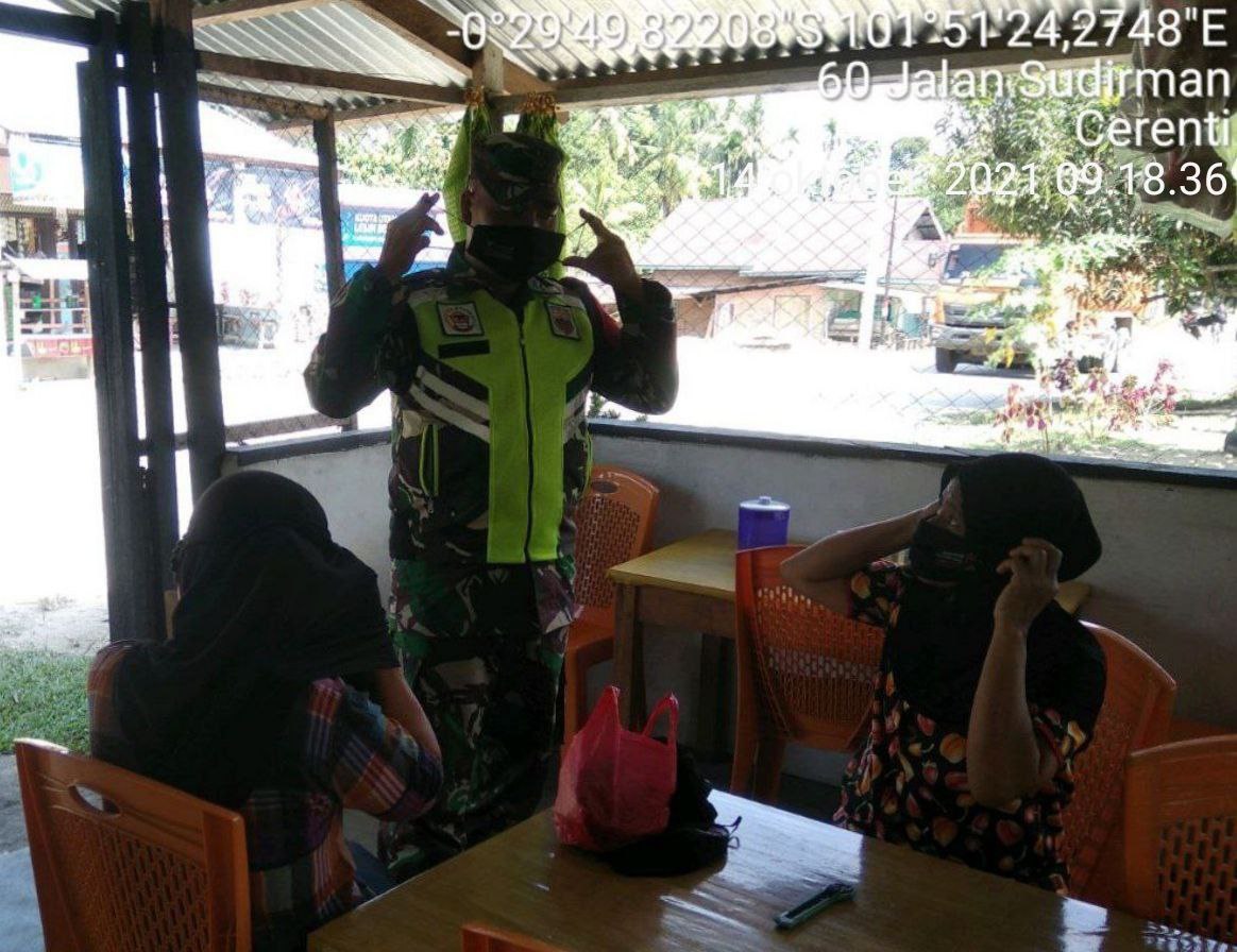 Tegakan Disiplin Protkes Covid-19, Babinsa Koramil 06/ Cerenti Kodim 0302/ Inhu Bagikan Masker Gratis Kepada Masyarakat Binaan di Kecamatan Inuman