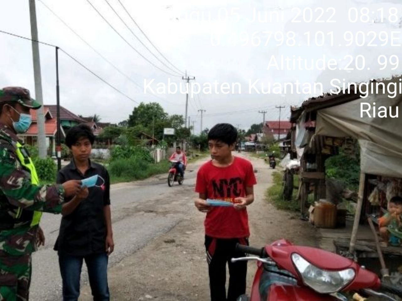 Babinsa Koramil 06/Cerenti Kodim 0302/Inhu, Serda Juanda Bagikan Masker  Kepada Warga Desa Sigaruntang Kecamatan Inuman