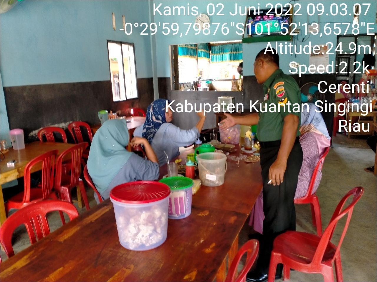 Babinsa Koramil 06/Cerenti Kodim 0302/Inhu Komsos Dengan Warga Binaan Membahas Tentang Covid-19 di Koto Cerenti Kecamatan Cerenti Kabupaten Kuansing