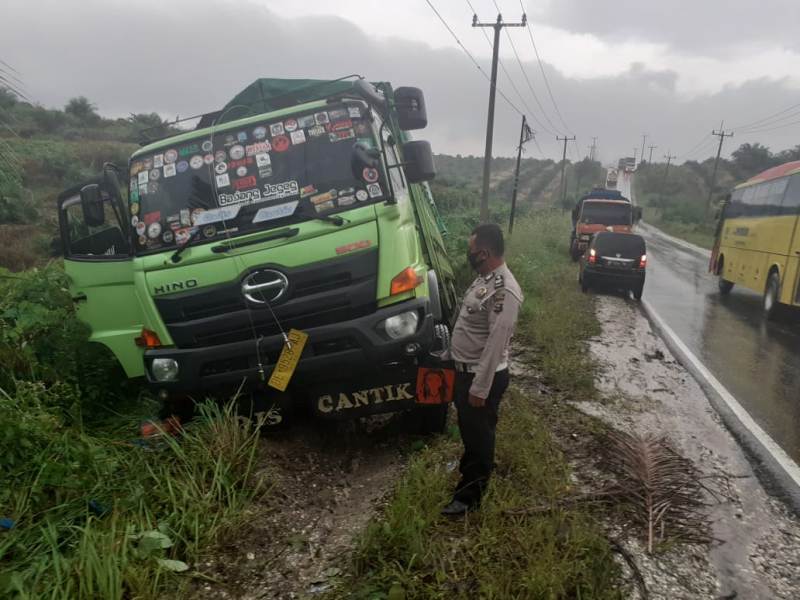 Meski Hujan Deras, Unit Lantas Polsek Pangkalan Kerinci Tanggap Datangi Tempat Kejadian Lakalantas