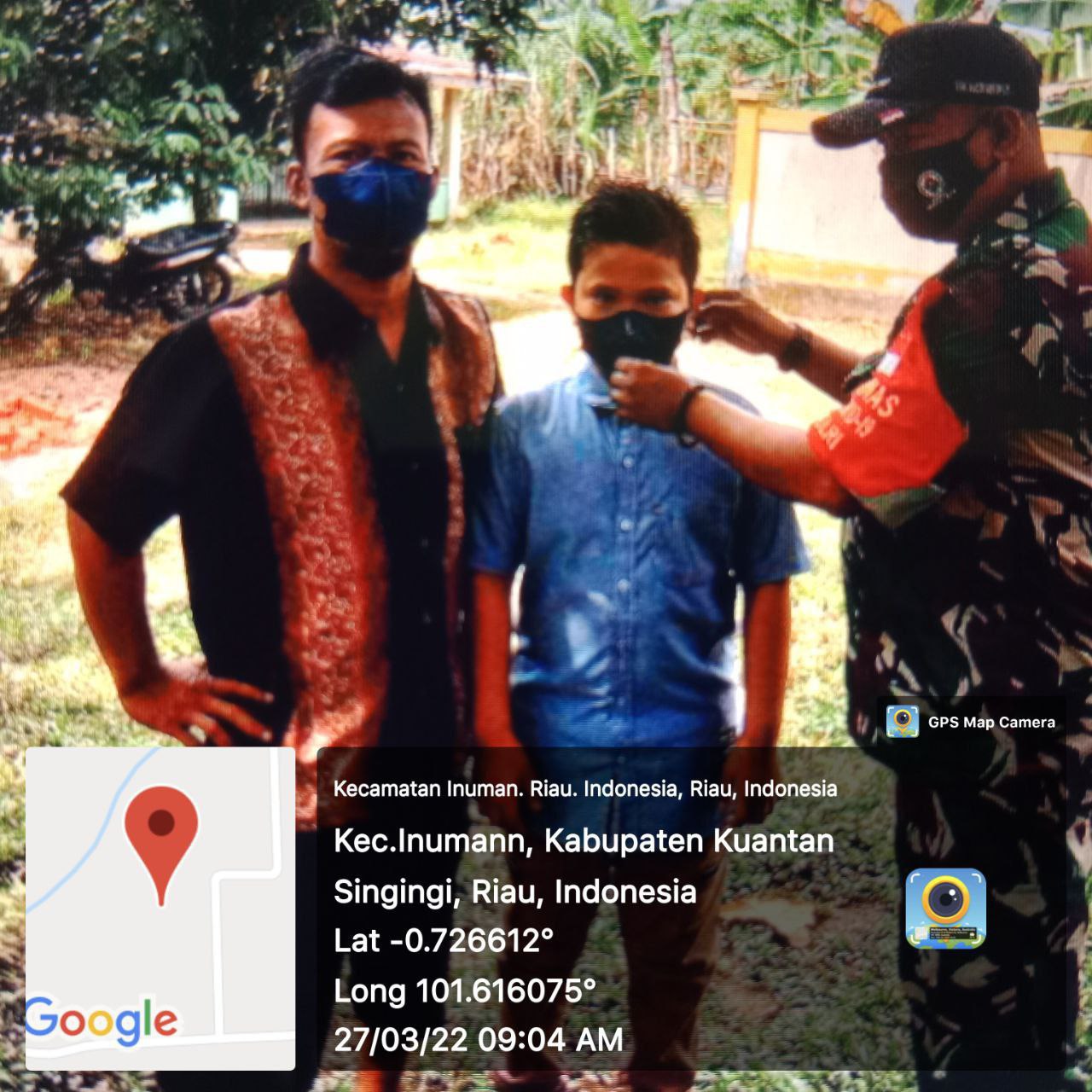 Cegah Penyebaran Covid-19,Sertu Heriyus Saputera Babinsa Koramil 06/ Cerenti Kodim 0302/ Inhu Membagikan Masker Untuk Masyarakat di Desa Koto Inuman Kecamatan Inuman