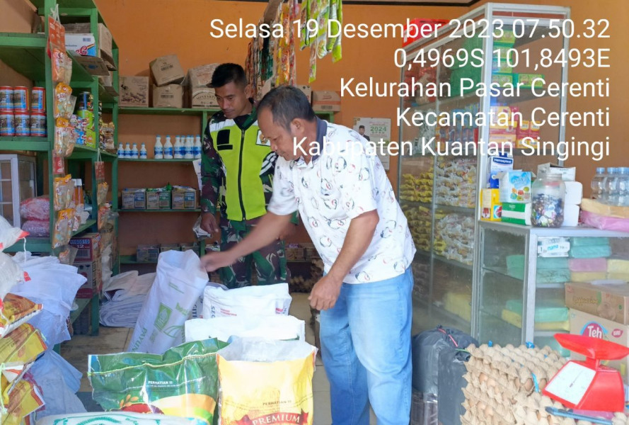 Babinsa Koramil 06/Cerenti Kodim 0302/Inhu Jama Anur Pantau Perkembangan Harga Kebutuhan Pokok Di Kios Kios Kelurahan Pasar Cerenti Kecamatan Cerenti Kabupaten Kuantan Singingi