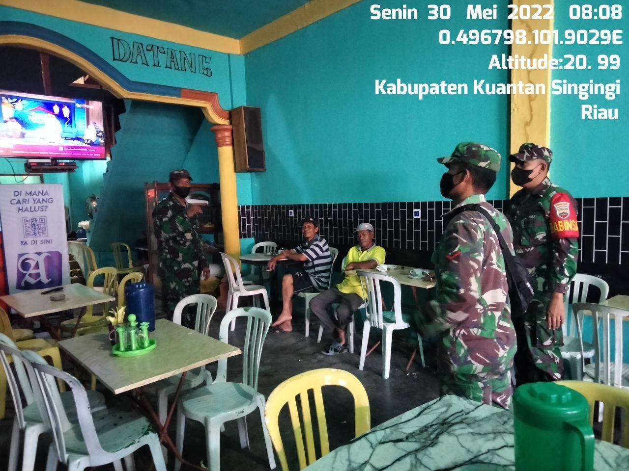 Babinsa Koramil 06/Cerenti Kodim 0302/Inhu Sosialisasi Disiplin Prokes Di Warung Kopi di Pasar Inuman