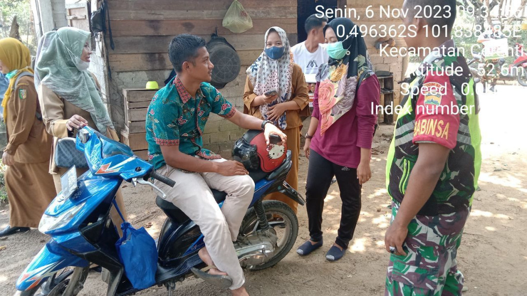 Kopda Junedi Babinsa Koramil 06/Cerenti Kodim 0302/Inhu Lakukan Komsos Di Kampung Pancasila Desa Tanjung Medan Kecamatan Cerenti Kabupaten Kuansing Riau