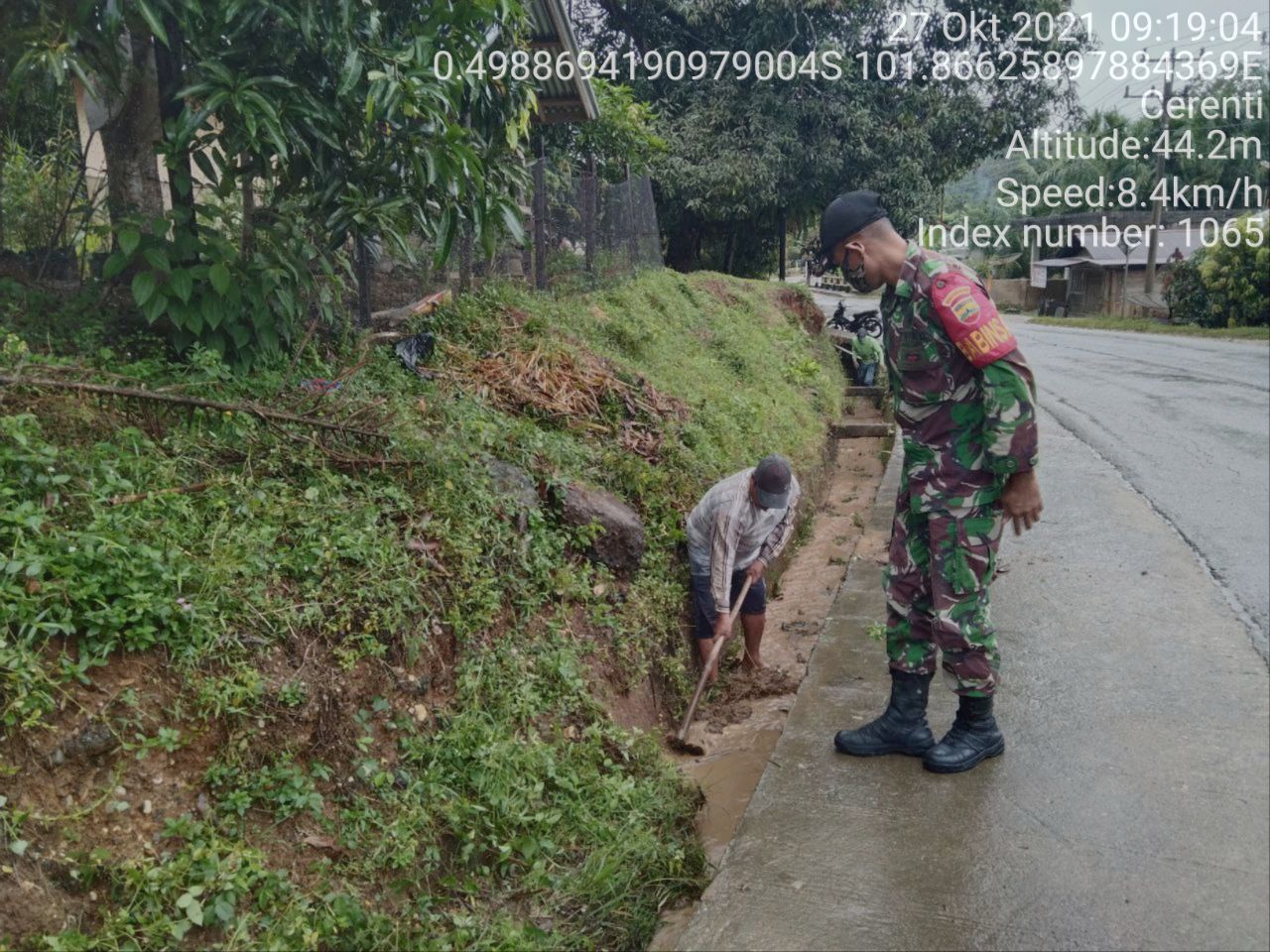 Babinsa Koramil 06/Cerenti Dim 0302 Inhu Gontong Royong Membantu Warga Membersihkan Selokan
