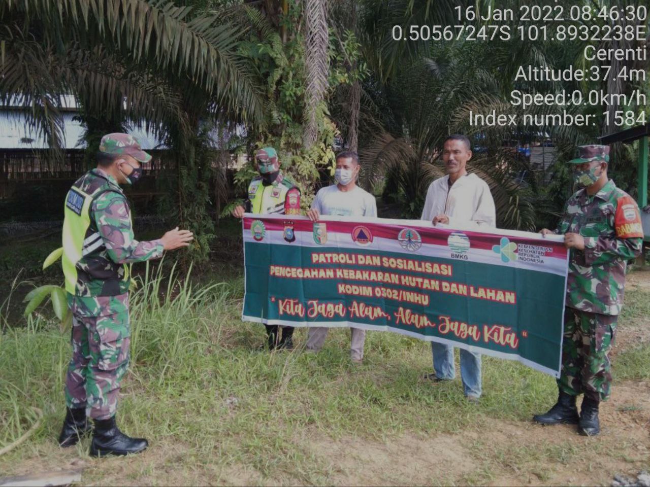Babinsa Koramil 06/Cerenti Kodim 0302/ Inhu, Sertu Efison Laksanakan Patroli Untuk Cegah Kebakaran Hutan Dan Lahan di Wilayah Teritorialnya