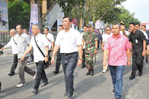 Puji Jokowi di Pekanbaru, Luhut Disoraki dan Diacungi Salam Dua Jari