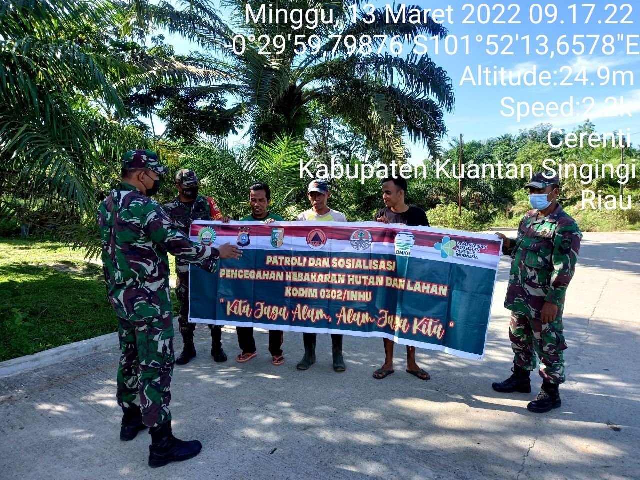 Tingkatkan Pengawasan Karlahut, Kopda Mohamad Soleh Babinsa Koramil 06/ Cerenti Dim 0302/ Inhu Laksanakan Patroli dan Sosialisasi Kepada Masyarakat