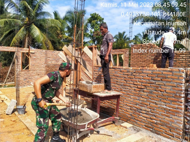 Babinsa Koramil 06/Cerenti Kodim 0302/Inhu Gotong Royong Di Desa Bedeng Sikuran Kecamatan Inuman Kampung Pancasila