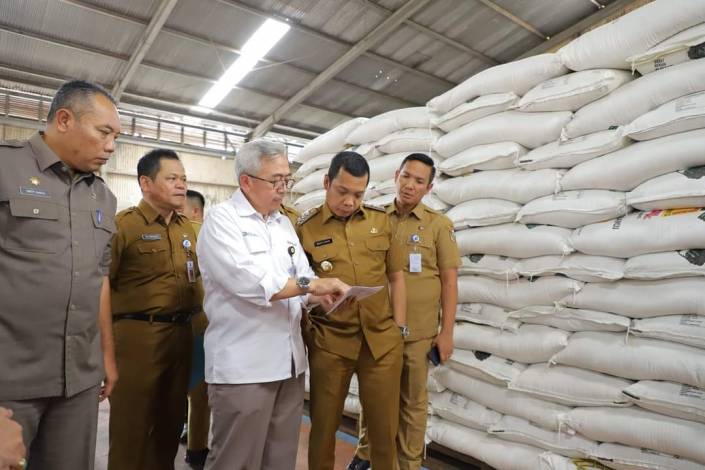 Pastikan Stok Beras Aman, Pj Wali Kota Pekanbaru Tinjau Gudang Bulog