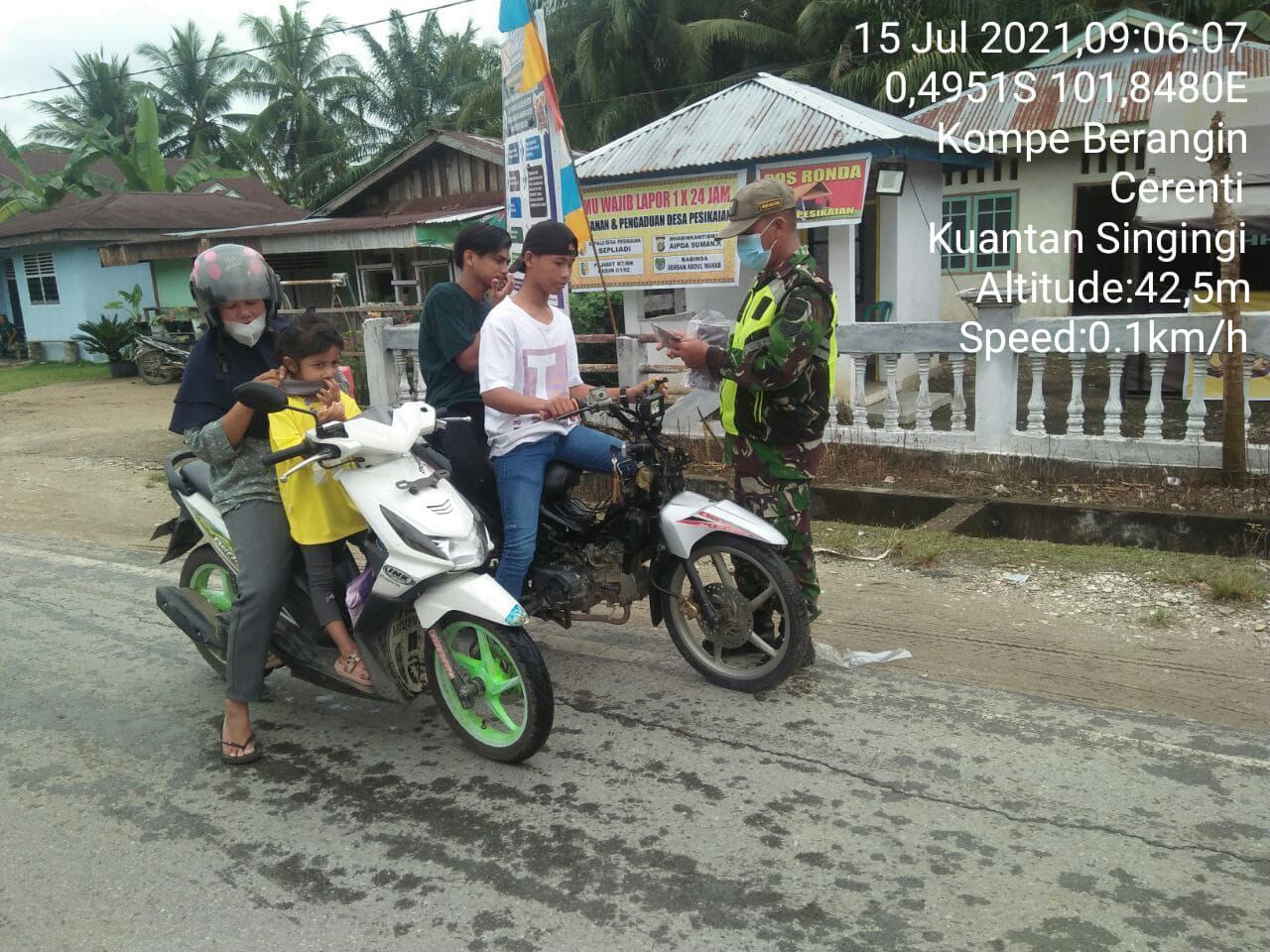 Lindungi Warga Dari Covid-19, Babinsa Serka M.Amin Bagikan Masker Kepada Warga Dan Pengendara Di Desa Binaan