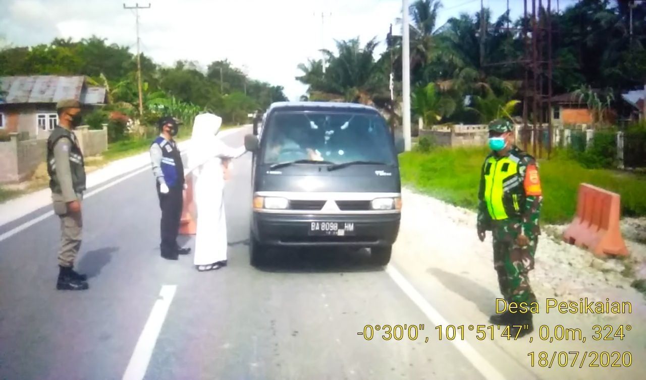 Babinsa Koramil 06/Cerenti Dim 0302/Inhu Laksanakan Pos PAM Gugus Tugas covid-19.