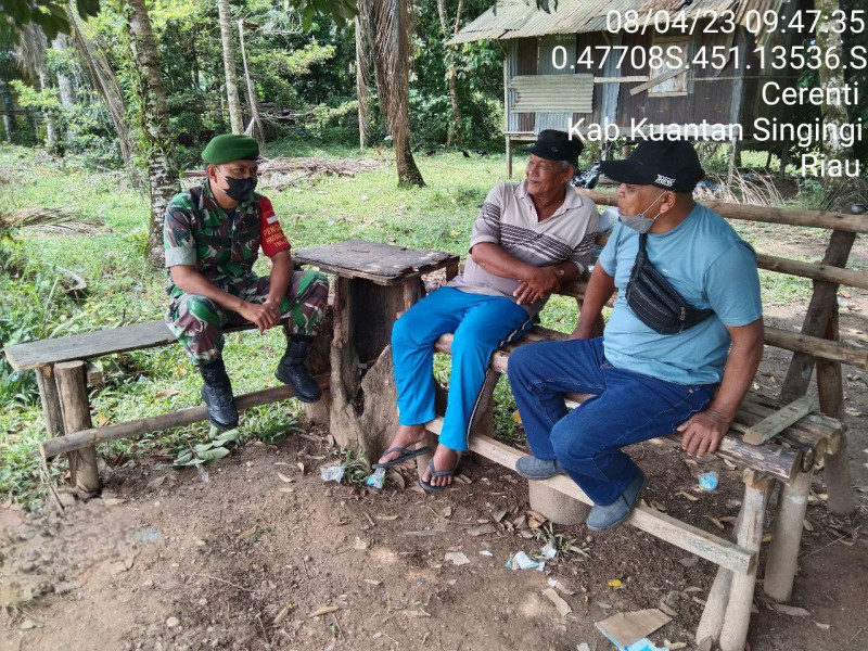 Melalui Komsos Sertu Efison Babinsa Koramil 06/Cerenti  Kodim 0302//Inhu, Jaga Keakraban Dengan Warga