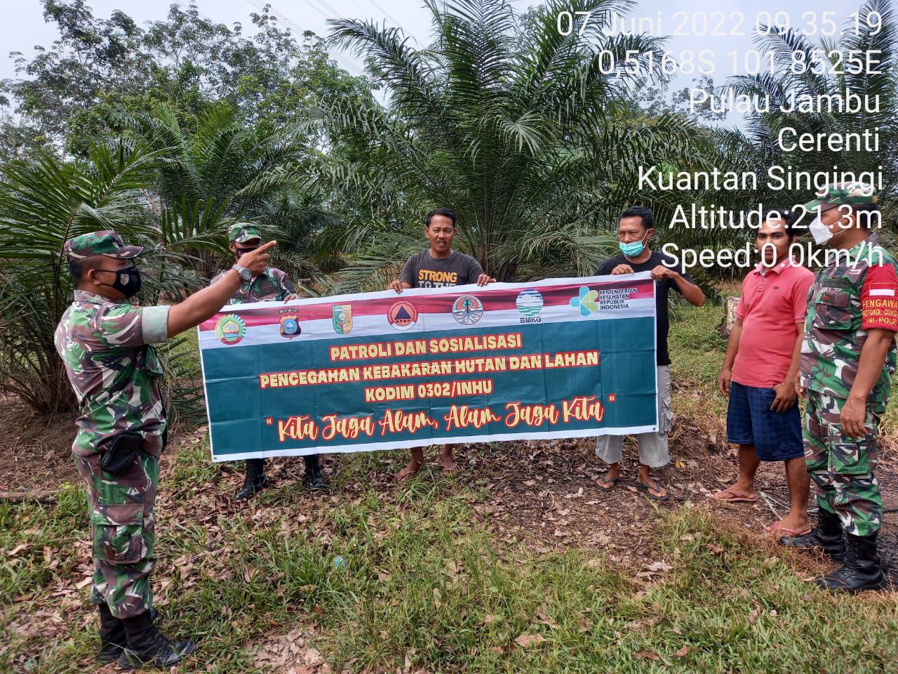 Serda Dumen Siregar Babinsa Koramil 06/Cerenti Kodim 0302/Inhu Gencarkan Sosialisasi Dan Patroli Karhutla Bersama Warga Diwilayah Binaan