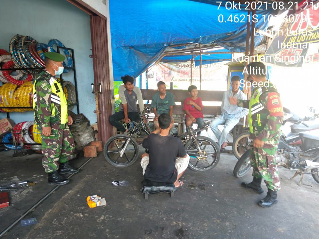 Babinsa Koramil 06 Cerenti Kodim 0302 Inhu Babinsa Himbau Warga Untuk  Patuhi Protokol Kesehatan Di Pandemi Covid-19