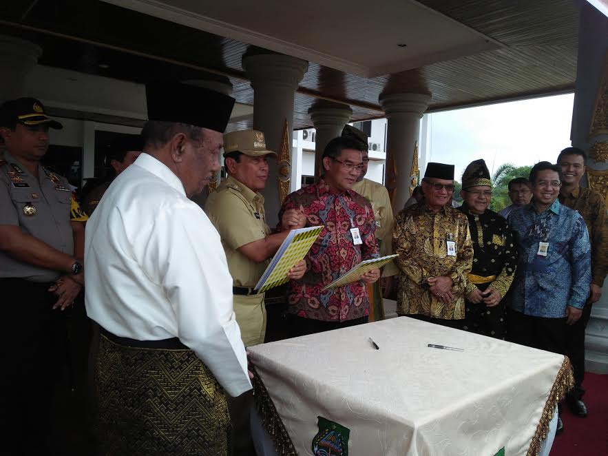 Plt Gubri Saksikan Penandatanganan MoU Pengembalian Kas Pemkab Rohul ke Bank Riau Kepri