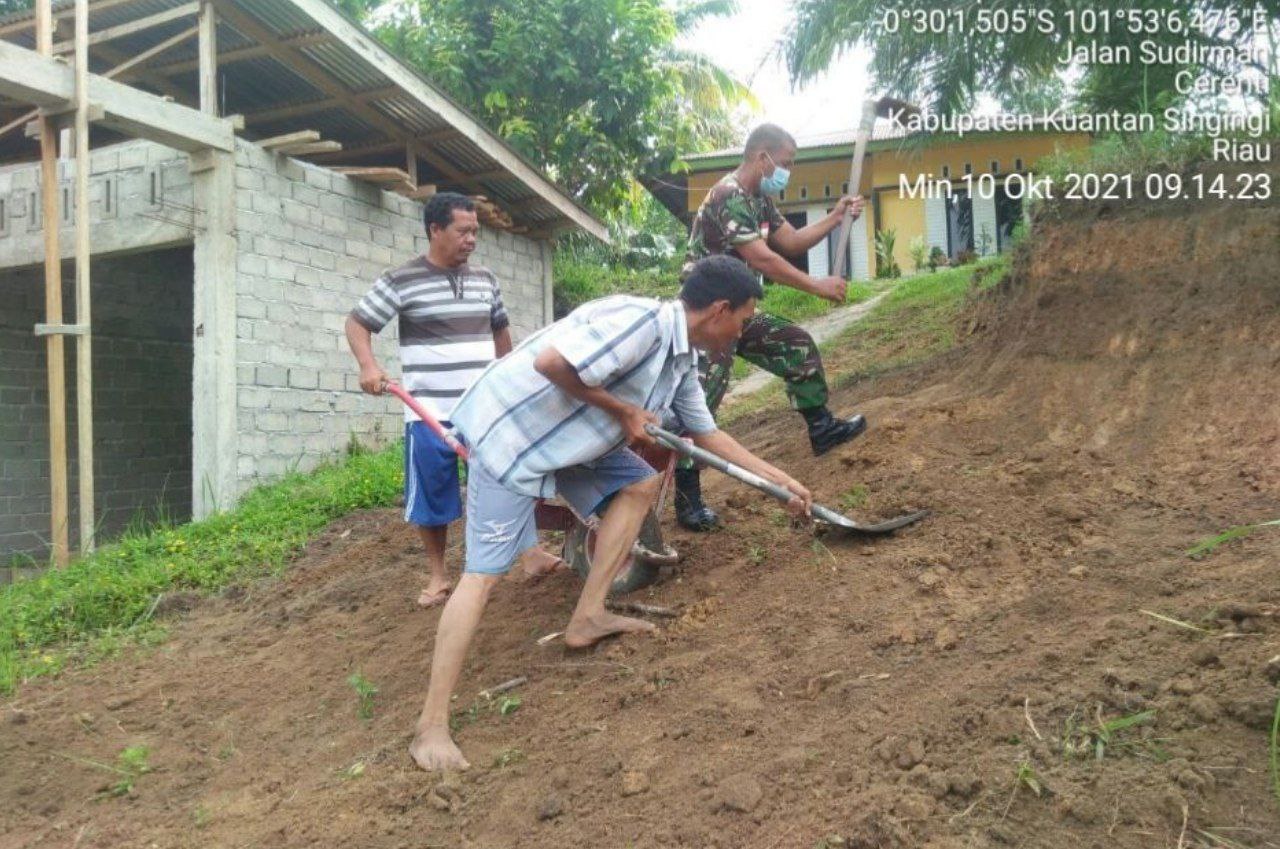 Babinsa Koramil 06 /Cerenti  Kodim 0302/ Inhu Bersama Masyarakat Gotong Royong di Desa Sigaruntang 