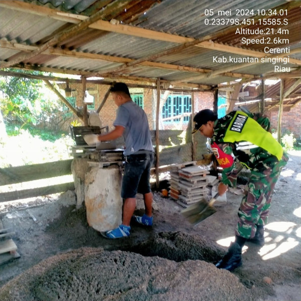 Kedekatan Babinsa Koramil 06/Cerenti Kodim 0302/Inhu Kopda M Soleh Membantu Warga Membuat Batako