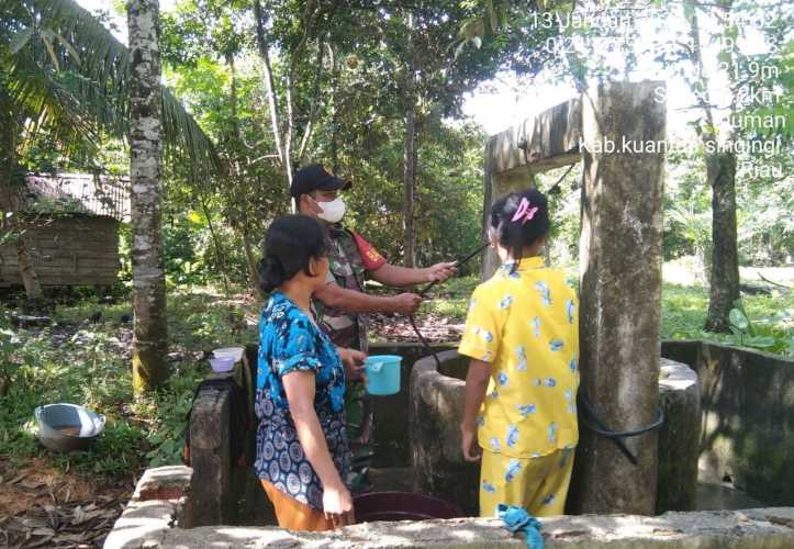 Aksi Sosial Babinsa Koramil 06/Cerenti Kodim 0302/Inhu Bantu Warga Mengambil Air Dari Sumur