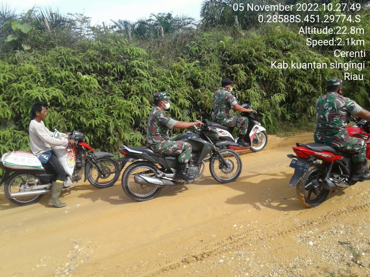 Tingkatkan Pengawasan Karlahut, Babinsa Koramil 06/ Cerenti Dim 0302/ Inhu, di Desa Koto Cerenti Kecamatan Cerenti Kabupaten Kuantan Singingi Melaksanakan Patroli dan Sosialisasi Kepada Masyarakat