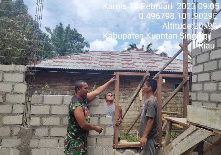 Keakraban Babinsa Koramil 06/Cerenti Kodim 0302/Inhu Membantu Warga Binaan Rehap Rumah di Desa Seberang Pulau Busuk 
