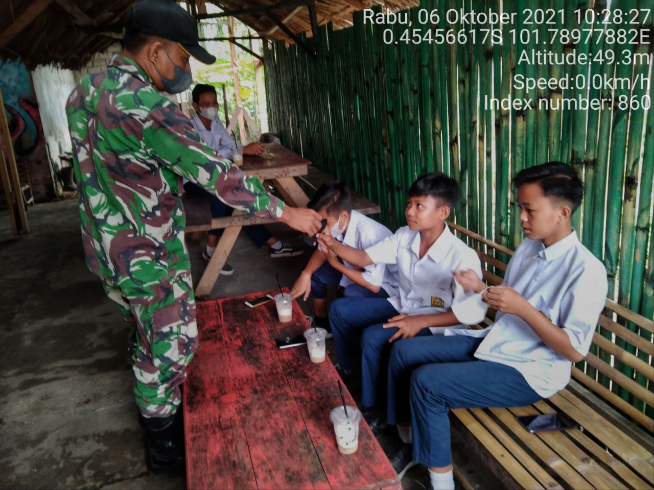 Babinsa Koramil 06/ Cerenti  Kodim 0302/ Inhu Bagikan Masker Upaya Meminimalisir Penyebaran Covid-19 Kepada Anak Sekolah