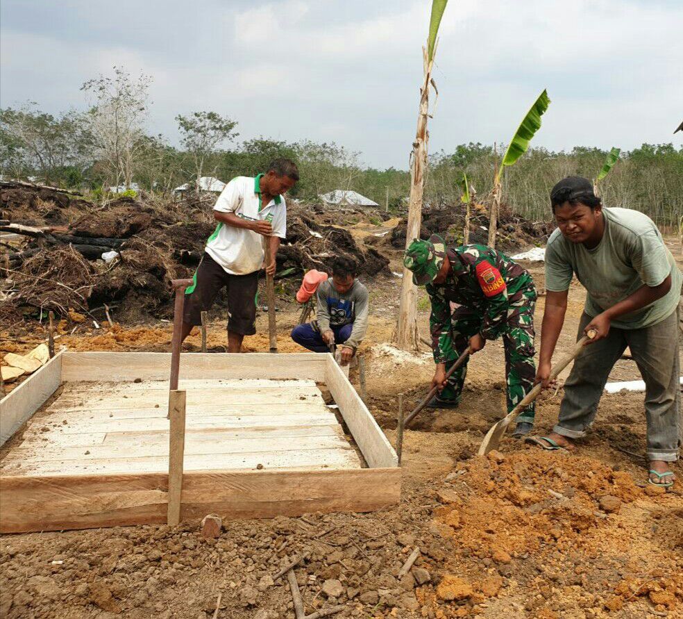 Ciptakan Lingkungan Yang Bersih: Serda Epy Suanto Gotong Royong Membuat WC Umum Dengan Warga.