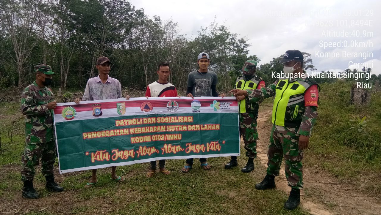 Serda Abdul Wahab Babinsa Koramil 06/Cerenti Kodim 0302/ Inhu Patroli Karhutla Sekaligus Sosialisasi di Desa Kompe Berangin