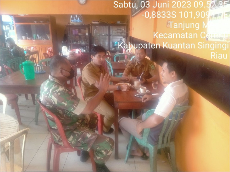 Anggota Babinsa Koramil 06/Cerenti Kodim 0302/Inhu Sertu Firman Komsos Dengan Warga Desa Tanjung Medan Kecamatan Cerenti