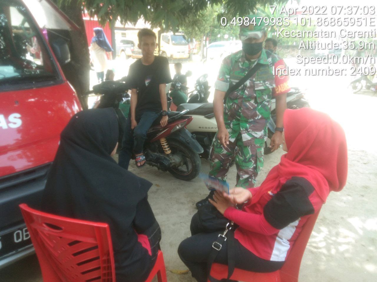 Kopda Junedi Babinsa Koramil 06/Cerenti  Kodim 0302/Inhu Komsos Dengan Warga di Kelurahan Koto Peraku Kecamatan Cerenti Kabupaten Kuantan Singingi