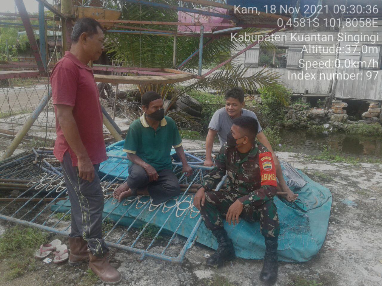 Babinsa Koramil 06/Cerenti Kodim/0302 Inhu Babinsa Melaksanakan Komsos Dengan Masyarakat di Desa Pulau Jambu Kecamatan Cerenti Kabupaten Kuansing