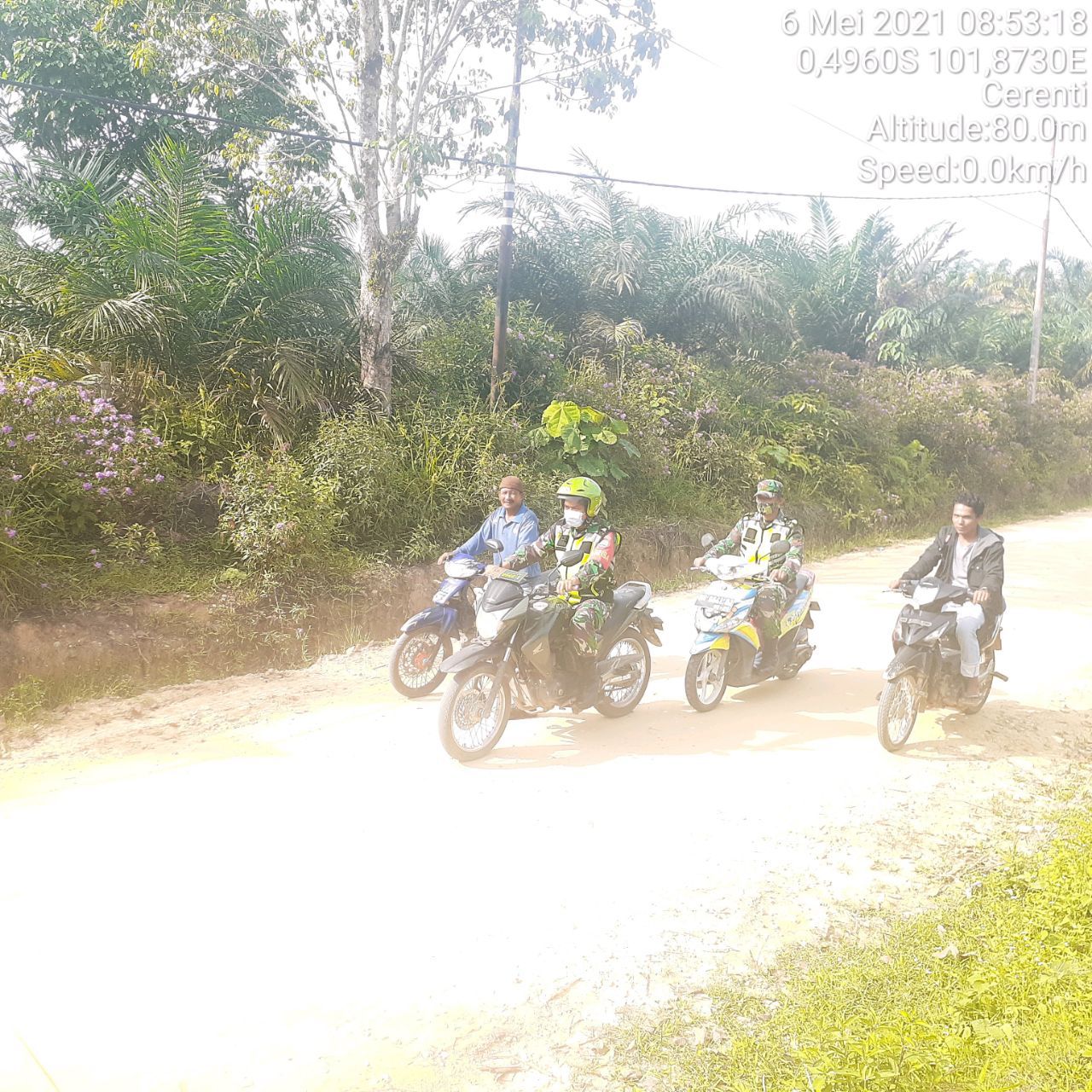 Babinsa Koramil 06/Cerenti Dim 0302 /Inhu Patroli Sosialisasi Tentang Bahaya Karhutla Di Wilayah Binaannya