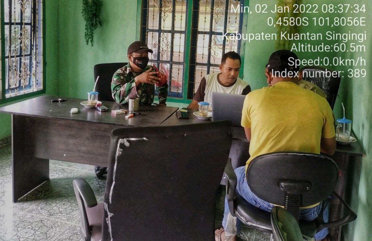 Babinsa Koramil 06/Cerenti Kodim 0302/Inhu Melaksanakan Komsos Dengan Perangkat Desa Pulau Sipan Kecamatan Inuman