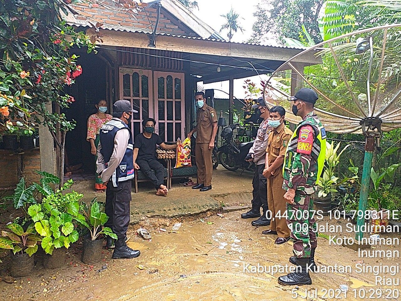 Babinsa Koramil 06/Cerenti Dan Bhabinkamtibmas Dampingi Nakes Memberikan Obat Untuk Pasien Isolasi Mandiri Covid-19 Desa Koto Inuman