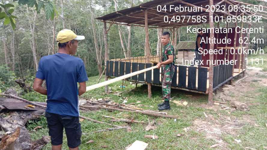 Babinsa Koramil 06/Cerenti Kodim 0302/Inhu Bantu Warga Binaan Melanjutkan Mengerjakan Pembuatan Warung di Kelurahan Koto Peraku 