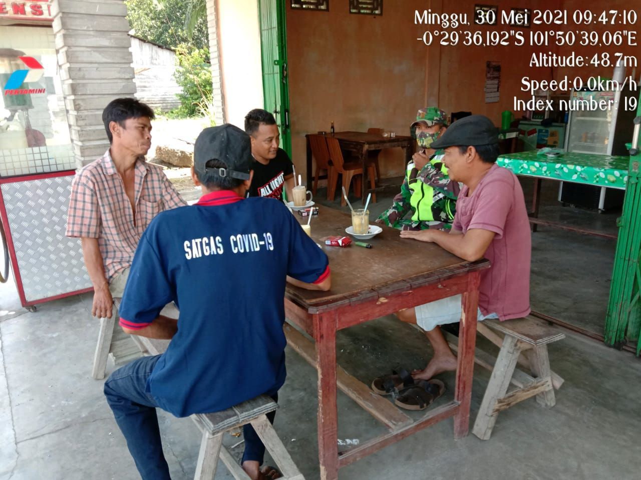 Babinsa Koramil 06/Cerenti Melaksanakan Komsos Sekaligus Memberikan Himbauan Kepada Warga Agar Tetap Mematuhi Protokol Kesehatan di Desa Banjar Nan Tigo