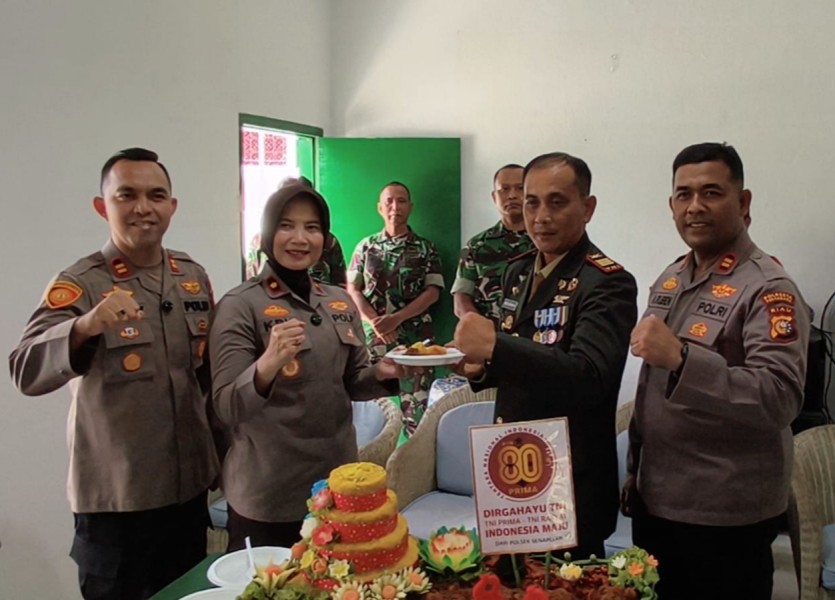 Tiga Kapolsek di Pekanbaru Sambangi Koramil 03/Senapelan Rayakan HUT ke-80 TNI