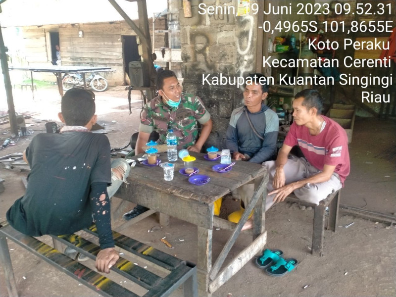 Kopda Muhammad Soleh Babinsa Koramil 06/Cerenti Komsos Dengan Warga Kelurahan Koto Peraku Kecamatan Cerenti